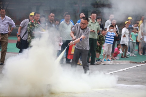 “六一”安全課堂：孩子，登云梯、接水帶、滅火盆你都會(huì)么？ ——利寶保險(xiǎn)在渝開(kāi)展家庭安全體驗(yàn)活動(dòng)