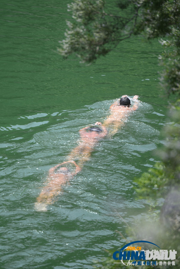 濟南現(xiàn)“天體浴場” 清泉碧波裸男排成行