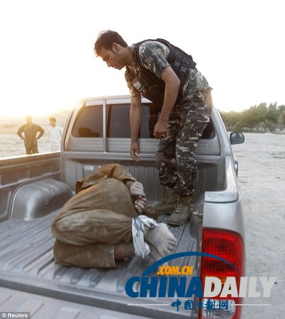 現(xiàn)實(shí)版拆彈部隊(duì)：阿富汗士兵徒手拆人肉炸彈(圖)