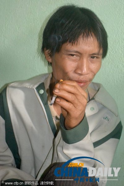 越南一對(duì)父子為躲越戰(zhàn)森林隱居40年后被發(fā)現(xiàn)(圖)