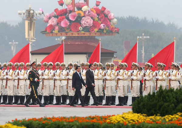 李克強(qiáng)舉行儀式歡迎西班牙首相拉霍伊訪華