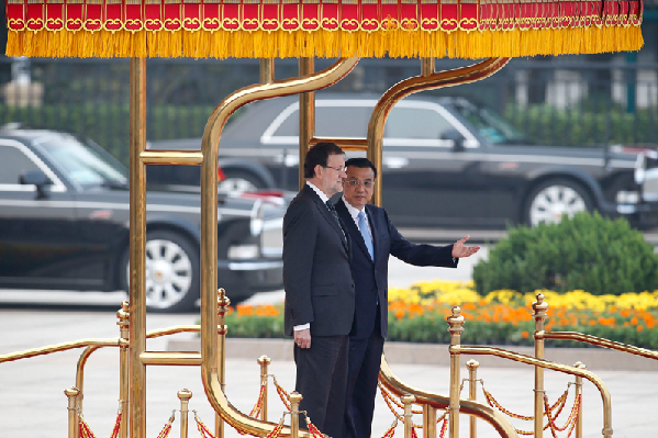 李克強(qiáng)舉行儀式歡迎西班牙首相拉霍伊訪華