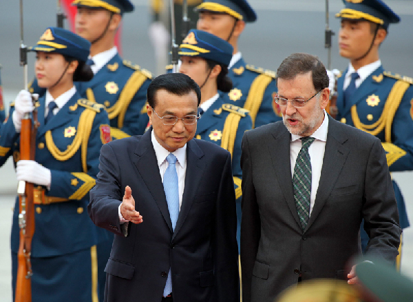 李克強(qiáng)舉行儀式歡迎西班牙首相拉霍伊訪華
