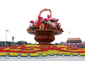 天安門廣場(chǎng)更換花卉迎接APEC會(huì)議