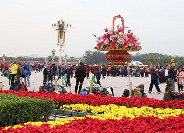天安門廣場(chǎng)更換花卉迎接APEC會(huì)議