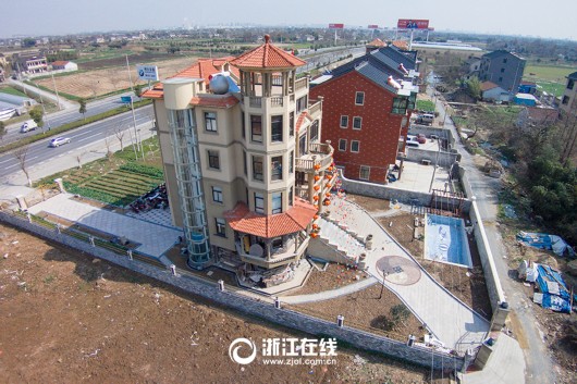 史上最壕農(nóng)居房：游泳池+觀光電梯