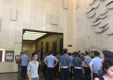 網(wǎng)曝Uber成都公司被查 執(zhí)法者遭司機圍堵（圖）