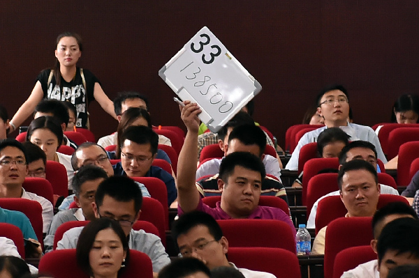 南京土地拍賣吸金50億 開發(fā)商搶當(dāng)?shù)厮拇蟮赝?/></p>

<p>每經(jīng)記者 查道坤</p>

<p>南京樓市的持續(xù)火爆，房價(jià)的水漲船高，讓南京土地拍賣在下半年也開始瘋狂。在8月28日的南京土地拍賣中，南京國土部門推出的G26、G29、G31、G32這4幅地塊，吸引了30多家房企參與爭(zhēng)搶，最終誕生了城南、江寧兩個(gè)板塊的新單價(jià)地王以及燕子磯新城、上坊新城兩個(gè)區(qū)域級(jí)單價(jià)地王。</p>

<p>4幅地塊的出讓金總和達(dá)到54億元。對(duì)此，業(yè)內(nèi)人士表示，開發(fā)商搶地助推地價(jià)水漲船高，最后還是購房者買單，南京房價(jià)也會(huì)持續(xù)上漲。</p>

<p>搶出四大地王</p>

<p>開發(fā)商搶地，造就的結(jié)果是地王被不斷刷新。在今年8月份的首場(chǎng)土地拍賣中，位于南京南站的G22地塊最終以15億元被萬科拿下，樓面價(jià)高達(dá)14224元，成為南站板塊的新地王。</p>

<p>G22南站的地王寶座僅僅保持了21天。在8月28日舉行的拍賣會(huì)上，同樣位于南站板塊的G29住宅地塊，實(shí)際出讓面積24030.3平方米，起拍樓面價(jià)9868元。有11家房企報(bào)名爭(zhēng)搶，經(jīng)過48輪競(jìng)拍，被旭輝地產(chǎn)以11.9億元的總價(jià)競(jìng)得，樓面價(jià)17092元，溢價(jià)率高達(dá)73.2%，成為南京南站板塊的新地王，同時(shí)也打破此前禹洲賽虹橋地塊16657元的樓面價(jià)紀(jì)錄，成為整個(gè)城南的新任地王。</p>

<p>此外，位于江寧開發(fā)區(qū)的G31地塊吸引了包括蘇州中銳以及金地、正榮、中駿等16家房企爭(zhēng)搶，最終經(jīng)過25輪“廝殺”，被蘇州中銳以5.7億元拿下，樓面價(jià)為13218元。這也超過了此前龍湖G23地塊12678元的樓面價(jià)，成為江寧新地王，溢價(jià)率高達(dá)96.5%。</p>

<p>另外兩幅地塊，也吸引了多家眾多開發(fā)商的爭(zhēng)奪，其中，G32地塊實(shí)際出讓面積49444.45平方米，最大容積率2.6，起拍樓面價(jià)6573元，在經(jīng)歷54輪爭(zhēng)搶后被融僑以13.85億元拿下，樓面價(jià)10774元每平米，溢價(jià)率63.9%，超過此前中糧鴻云地塊創(chuàng)下的7338元的紀(jì)錄，成為上坊區(qū)域的新地王。</p>

<p>而G26實(shí)際出讓面積68846.41平方米，為商住混合用地，吸引了包括萬科、碧桂園、金地、禹洲、棲霞建設(shè)、中航里程等10家房企報(bào)名爭(zhēng)搶。最終，經(jīng)過70輪報(bào)價(jià)，由中航里程以22.7億元拿下，樓面價(jià)10304元，超過了此前金浦地產(chǎn)G88地塊的9407元，成為燕子磯區(qū)域新地王。</p>

<p>助推房價(jià)持續(xù)上漲</p>

<p>一天拍出4幅地塊，南京樓市的瘋狂程度可見一斑。四幅地塊，多達(dá)30多家房企參與爭(zhēng)搶，讓不少參與拍賣的房企直呼南京土地拍賣失控。</p>

<p>今年上半年，南京全市已成功出讓經(jīng)營性用地16幅，出讓規(guī)模75.6萬平方米。其中住宅性質(zhì)用地出讓12幅，出讓規(guī)模72.6萬平方米，同比下降66.5%，完成全年750公頃的供地計(jì)劃還不到兩成。</p>

<p>對(duì)于此次土地拍賣，南京房地產(chǎn)建設(shè)促進(jìn)會(huì)秘書長張輝表示，地王頻出反映出開發(fā)商對(duì)南京樓市的高度樂觀，對(duì)增加土地儲(chǔ)備的渴求心態(tài)高漲，僧多粥少客觀上推高了土地溢價(jià)。</p>

<p>不過，在房地產(chǎn)行業(yè)專家張建初看來，上半年南京土地出讓量僅完成全年任務(wù)的兩成，所以下半年南京土地市場(chǎng)火爆是必然結(jié)果，他對(duì)《每日經(jīng)濟(jì)新聞》記者說，“地價(jià)的水漲船高，直接結(jié)果是助推房價(jià)的上漲，最后還是購房者買單。從這次四個(gè)地塊的樓面價(jià)來看，確實(shí)存在失控的局面，如此高的樓面價(jià)，開發(fā)商是否能賺錢，成為一個(gè)難題，所以高價(jià)拿地的背后，開發(fā)商也面臨巨大的風(fēng)險(xiǎn)?！?/p>

<p>此外，張建初還對(duì)記者說，“全年任務(wù)還有很多沒有完成，下半年余下的幾個(gè)月會(huì)成為南京土地拍賣的一個(gè)高潮，按照目前開發(fā)商這種拿地的節(jié)奏來看，南京土地市場(chǎng)的價(jià)格還會(huì)走高，地王也會(huì)不斷被刷新。”</p>
</div>
<!--/enpcontent-->
</div>

<div   id=