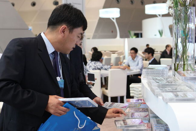2015夏季達(dá)沃斯：“中國”展臺(tái)人氣大熱