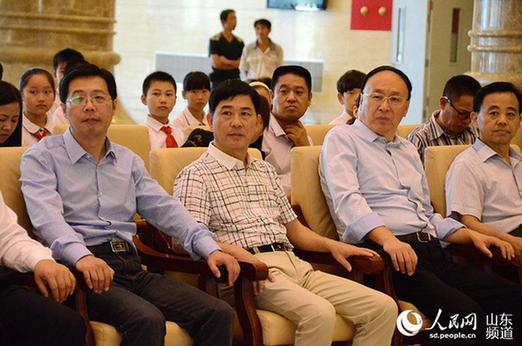 人民網(wǎng)在濟南舉行抗戰(zhàn)記憶視頻作品集贈送儀式