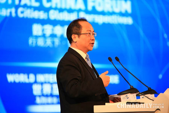 中國(guó)貿(mào)促會(huì)電子信息行業(yè)分會(huì)常務(wù)副會(huì)長(zhǎng)龔曉峰宣布論壇開始