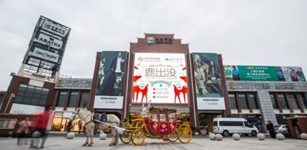 凹凸租車(chē)圣誕驚喜:上海街頭驚現(xiàn)“鹿”車(chē)！