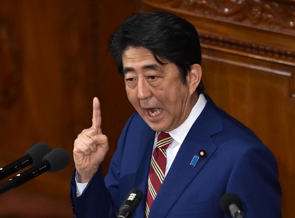 股市暴跌、日元升值致日本“安倍經(jīng)濟學”陷危機