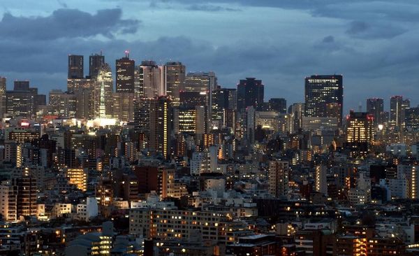 股市暴跌、日元升值致日本“安倍經(jīng)濟學”陷危機