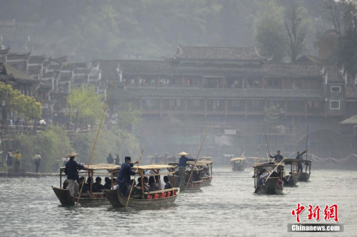 鳳凰古城“先決策后聽證”? 官方稱依法依規(guī)依程序