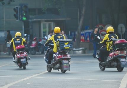 月送千單收入破萬(wàn) 成都外賣(mài)小哥成新興職業(yè)