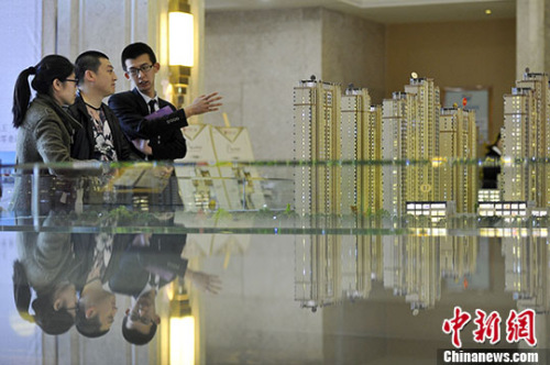 資料圖 置業(yè)顧問向民眾推薦商品房戶型。 <a target=&apos;_blank&apos; href=&apos;http://www.chinanews.com/&apos; _fcksavedurl=&apos;http://www.chinanews.com/&apos; _fcksavedurl=&apos;http://www.chinanews.com/&apos;></p></table><p align=
