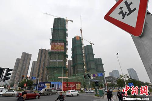 資料圖：商品房在建中。 <a target=&apos;_blank&apos; href=&apos;http://www.chinanews.com/&apos; _fcksavedurl=&apos;http://www.chinanews.com/&apos;></table><p align=