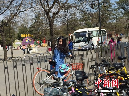 越來(lái)越多的用戶開(kāi)始使用共享單車。<a target=&apos;_blank&apos; href=&apos;http://www.chinanews.com/&apos; _fcksavedurl=&apos;http://www.chinanews.com/&apos; ></table><p align=