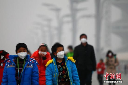 資料圖：空氣重度污染下的北京。<a target=&apos;_blank&apos; href=&apos;http://www.chinanews.com/&apos; _fcksavedurl=&apos;http://www.chinanews.com/&apos;></table><p align=