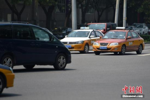 資料圖：行駛在路上的傳統(tǒng)出租車。<a target=&apos;_blank&apos; href=&apos;http://www.chinanews.com/&apos; _fcksavedurl=&apos;http://www.chinanews.com/&apos; ></table><p align=