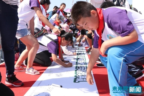 數(shù)百兒童心懷綠色未來(lái) 共繪百米環(huán)保繪畫(huà)長(zhǎng)廊