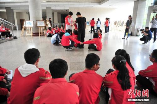 資料圖：高考臨近，昆明市第一中學(xué)組織高三學(xué)生參加心理輔導(dǎo)課程。<a target=&apos;_blank&apos; href=&apos;http://www.chinanews.com/&apos; _fcksavedurl=&apos;http://www.chinanews.com/&apos;></table><p align=