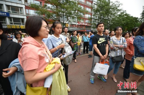 前來(lái)送考生參加考試的家長(zhǎng)們。北京市考試院日前介紹，今年全市共有61222人報(bào)名參加高考，其中，55680人報(bào)名參加全國(guó)統(tǒng)考，5542人報(bào)名參加高職單考單招。 <a target=&apos;_blank&apos; href=&apos;http://www.chinanews.com/&apos; _fcksavedurl=&apos;http://www.chinanews.com/&apos; ></table><p align=