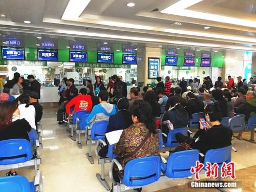 資料圖：北醫(yī)三院的發(fā)藥窗口。<a target=&apos;_blank&apos; href=&apos;http://www.chinanews.com/&apos; _fcksavedurl=&apos;http://www.chinanews.com/&apos; ></table><p align=