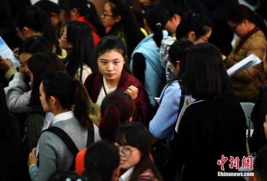 昆明多家學校招聘校長、教師 近萬人求職。<a target=&apos;_blank&apos; href=&apos;http://www.chinanews.com/&apos; _fcksavedurl=&apos;http://www.chinanews.com/&apos;></table><p align=