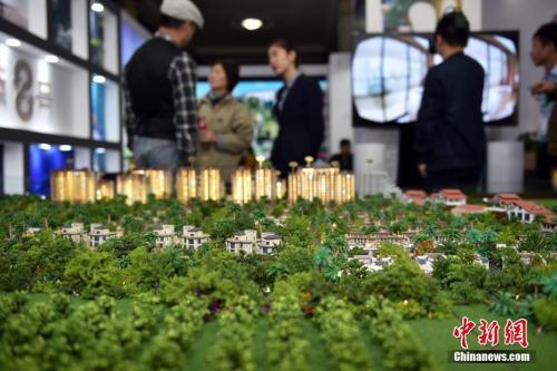 資料圖：售樓人員向顧客介紹樓盤。 <a target=&apos;_blank&apos; href=&apos;http://www.chinanews.com/&apos; _fcksavedurl=&apos;http://www.chinanews.com/&apos; ></table><p align=