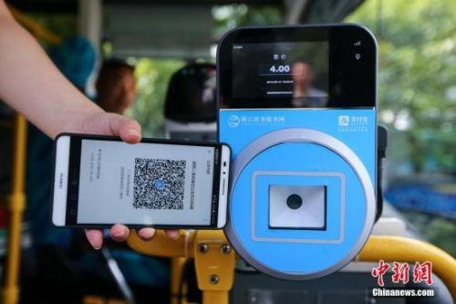資料圖：民眾乘坐交通工具出行時(shí)使用手機(jī)支付。<a target=&apos;_blank&apos; href=&apos;http://www.chinanews.com/&apos; _fcksavedurl=&apos;http://www.chinanews.com/&apos;></table><p align=