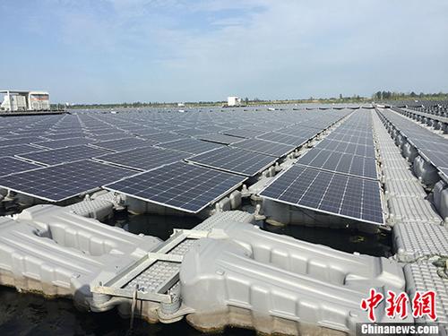 安徽省淮南市潘集區(qū)劉龍采煤沉陷區(qū)，已被水侵占，成一片6000多畝的水面。就在這片水面上興建的目前全球最大的水上漂浮光伏電站近日廣受外界關(guān)注。圖為水上漂浮光伏電站。 <a target='_blank'  _fcksavedurl='http://www.chinanews.com/'></table><p align=