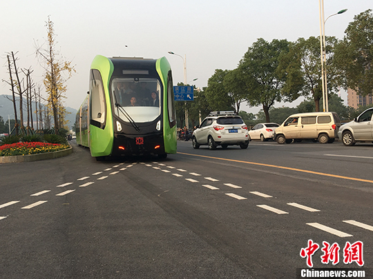 軌道畫(huà)地上！全球首列智軌列車(chē)湖南“開(kāi)跑”
