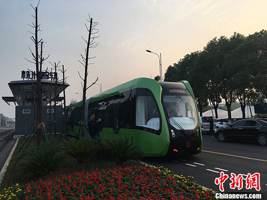 軌道畫(huà)地上！全球首列智軌列車(chē)湖南“開(kāi)跑”