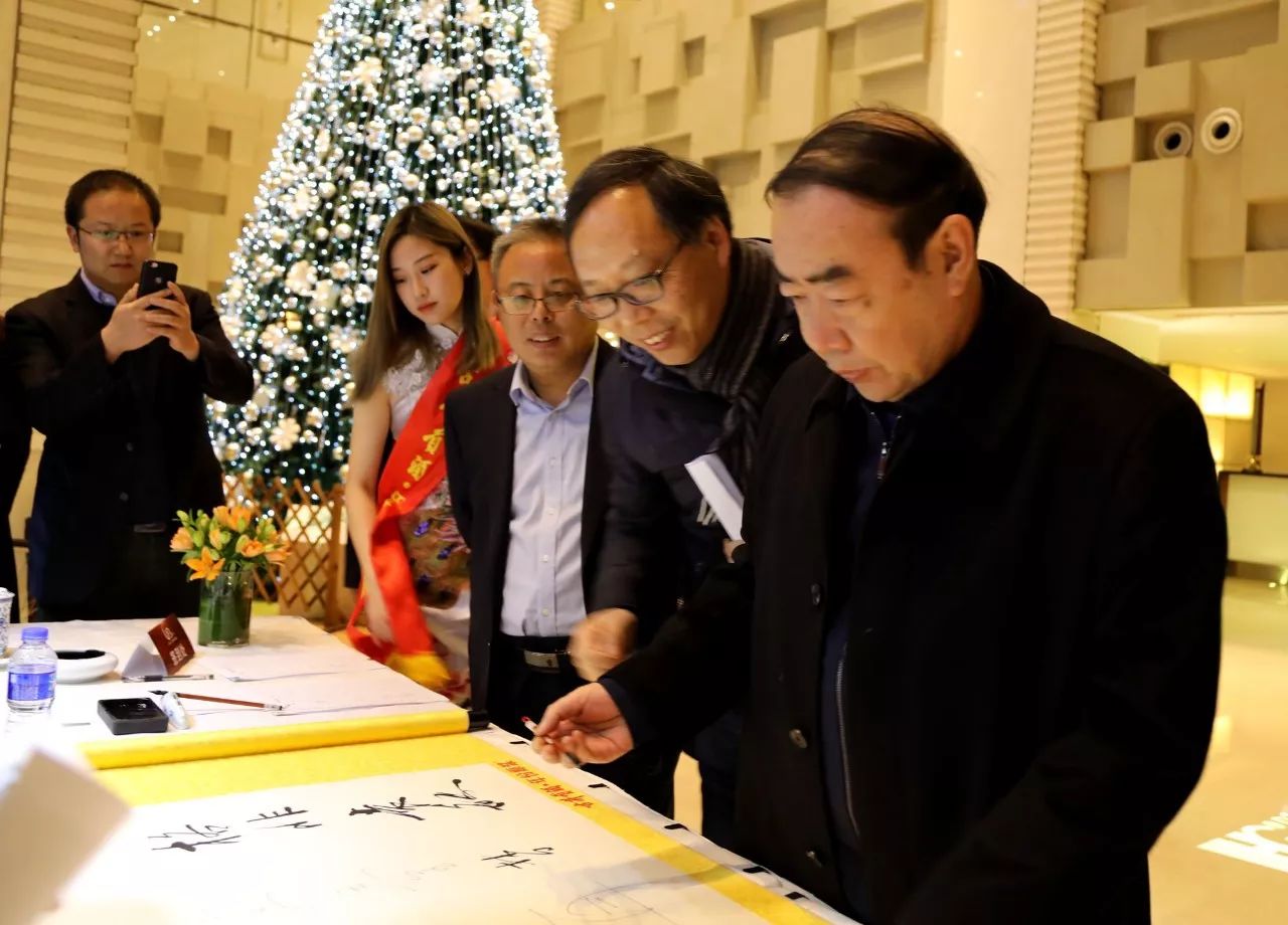 文學(xué)家園：大咖舉杯古井貢，共慶《收獲》60年！