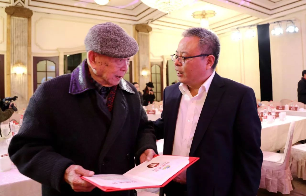 文學(xué)家園：大咖舉杯古井貢，共慶《收獲》60年！