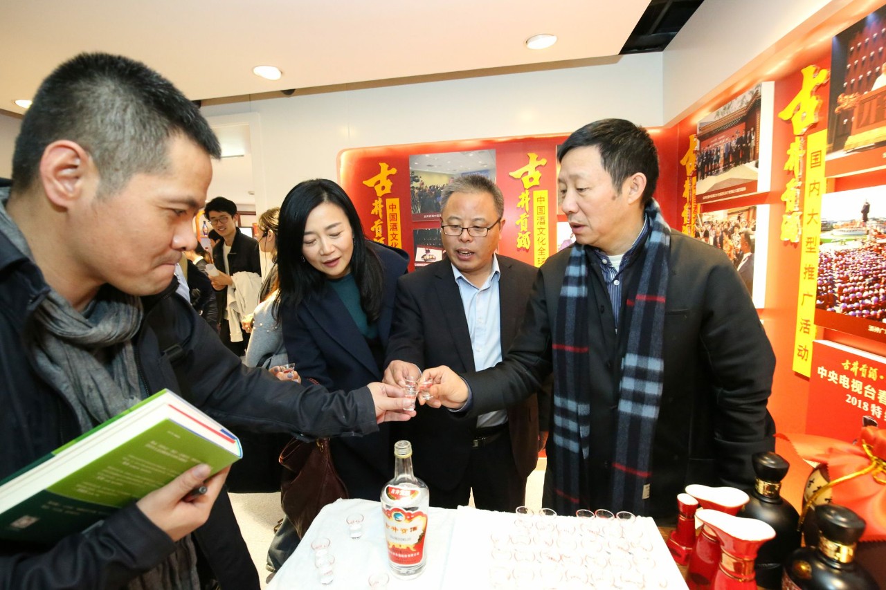 文學(xué)家園：大咖舉杯古井貢，共慶《收獲》60年！