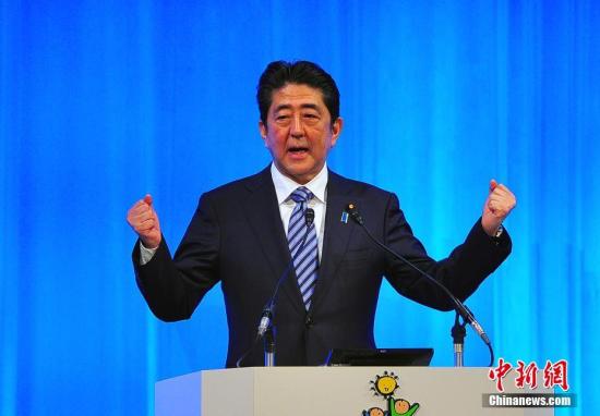 日本自民黨第84屆大會3月5日在東京舉行，正式?jīng)Q定將其黨章中原先規(guī)定的“最多2屆6年”的總裁任期，改為“最多3屆9年”。藉此，現(xiàn)任日本首相安倍晉三，得以在明年秋季其任期屆滿后，連續(xù)第三次參選自民黨總裁，從而打開其孜孜以求的長期執(zhí)政之門。 <a target='_blank'  _fcksavedurl='http://www.chinanews.com/'></table><p align=