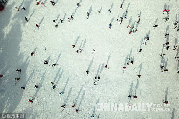 中國冰雪產(chǎn)業(yè)發(fā)展駛?cè)肟燔嚨?2025年總規(guī)模將達(dá)1萬億元