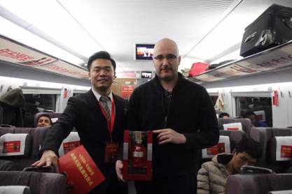 【高鐵上的最美年味】古井貢酒年份原漿號(hào)高鐵首發(fā)，一起回家過(guò)年！