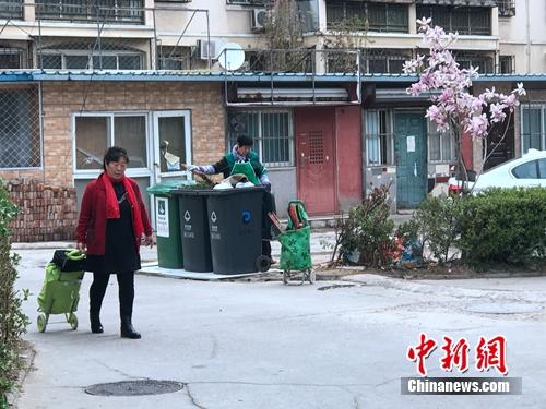 調(diào)查：生活垃圾分類實(shí)施1年 多數(shù)人扔垃圾不分類