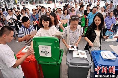 調(diào)查：生活垃圾分類實(shí)施1年 多數(shù)人扔垃圾不分類