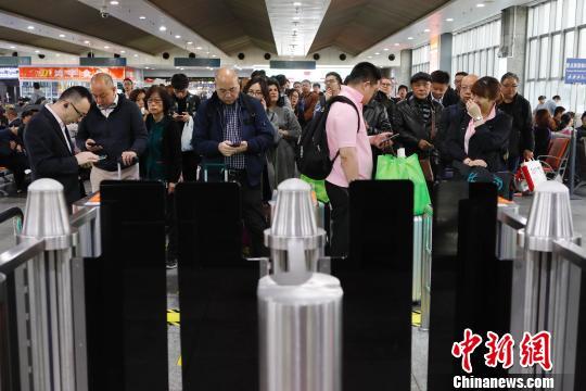 鐵路實(shí)行新列車運(yùn)行圖 上海站首開“復(fù)興號(hào)”京滬高鐵列車
