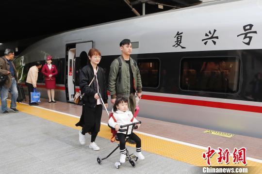 鐵路實(shí)行新列車運(yùn)行圖 上海站首開“復(fù)興號(hào)”京滬高鐵列車