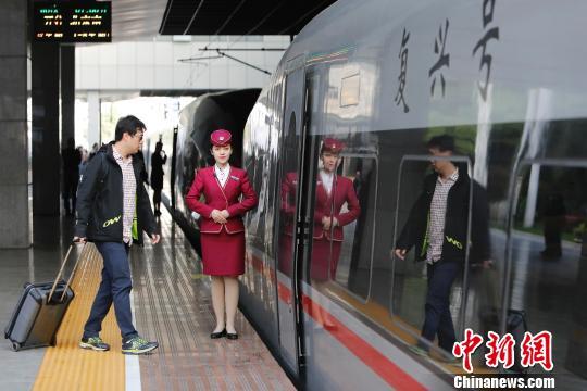 鐵路實(shí)行新列車運(yùn)行圖 上海站首開“復(fù)興號(hào)”京滬高鐵列車