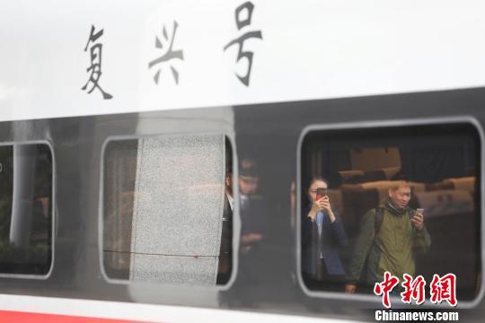 鐵路實(shí)行新列車運(yùn)行圖 上海站首開“復(fù)興號(hào)”京滬高鐵列車