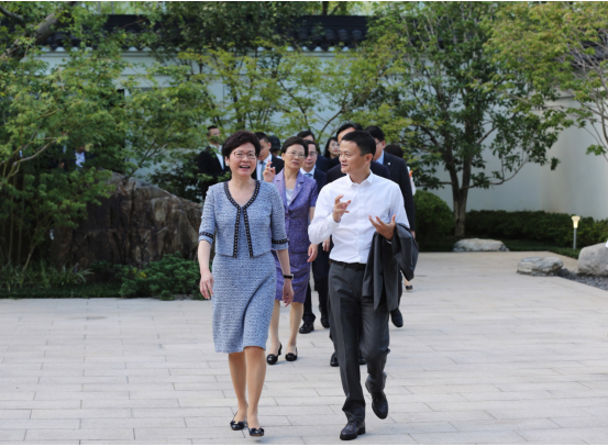 香港特首林鄭月娥到訪阿里巴巴 移動(dòng)互聯(lián)網(wǎng)點(diǎn)亮“東方之珠”